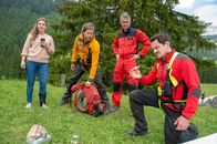 Die Bergretter – Emil, Laras (Leonie Rainer) Sohn, ist verschwunden. Die Bergretter Markus (Sebastian Ströbel, 2.v.l.), Michael (Robert Lohr, 2.v.r.) und Tobias (Markus Brandl, r.) müssen den Jungen finden, bevor er das gefährliche Geröllfeld erreicht.