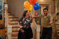 Call Me Kat – Kat (Mayim Bialik, l.); Oscar (Christopher Rivas, r.)