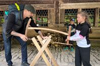 SRF bi de Lüt – Serhii Novytskyi mit einem ukrainischen Flüchtlingskind im Freilichtmuseum Ballenberg.