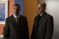 Navy CIS – L-R: Trotz einiger anonymer Hinweise, die bei Director Leon Vance (Rocky Carroll) eintreffen, kommen Gibbs (Mark Harmon) und sein Team erstmal bei der Aufklärung des Mordes an Lieutenant Commander Carrie McLellan nicht weiter ...
