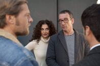 Der letzte Bulle – Die Spur der Toten führt zu dem Paarcoach Bernd Neumeister (Heio von Stetten, 2.v.r.). Als in dessen Villa plötzlich auch Tanja Haffner (Proschat Madani, 2.v.l.) auftaucht, sind Mick (Henning Baum, l.) und Andreas (Maximilian Grill, r.) zunächst etwas fassungslos ...