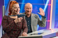 Meister des Alltags – Beim SWR Wissensquiz „Meister des Alltags“ geht es "heiß" her. Die Klebe-Schützin, Enie van de Meiklokjes, zeichnet eine lange Verbundenheit mit der Ratesendung aus. Und er Zusammenhalt zwischen ihr und ihrem Teamkollegen Bodo Bach? Hält!