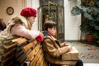 Der dritte Wunsch – Alber mit Johanna, Alber liest die Postkarte an seine Großmutter (V.l.:Michaela Pecháčková, Filip Antonio)