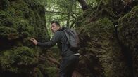Spuren verlorener Städte mit Albert Lin – Albert Lin auf seinem Weg durch den Puzzlewood, ein uraltes Waldgebiet. (National Geographic)