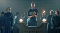 The Handmaid's Tale - Der Report der Magd – Gefährliche Gedanken: Julie Dretzin als Eleanor Lawrence, Yvonne Strahovski (M.) als Serena Joy Waterford