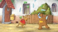 Der kleine Rabe Socke – Eddi und Stulle legen eine Artistennummer ein.