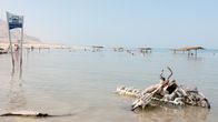 Universum: Extrem! – Strand von Ein Gedi am Totem Meer, Israel (428m. unter dem Meeresspiegel). Im Vordergrund alte Fahrräder von Salz bedeckt