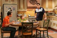 Two and a Half Men – Krisengespräch: Alan (Jon Cryer, l.), Jake (Angus T. Jones, M.) und Charlie (Charlie Sheen, r.) ...
