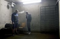 Jung hinter Gittern – In einem Gefängnis ohne Tageslicht verbüßen die jungen Straftäter mehrjährige Haftstrafen.