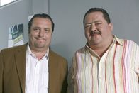 Die Rosenheim-Cops – Korbinian Hofer (Joseph Hannesschläger, r.) reist im Namen Rosenheims durch die Partnerstädte, während sein Kommissarskollege Florian Prantl (Andreas Giebel) an seiner Stelle auf Möderjagd geht.