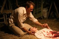 Der letzte Exorzismus – Cotton Marcus (Patrick Fabian, l.); Nell Sweetzer (Ashley Evelyn Bell, r.)