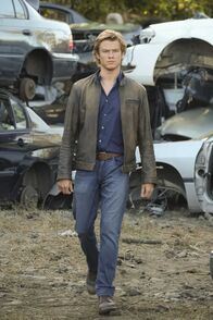 MacGyver – Auf der Suche nach dem Auftragskiller mit dem Codenamen S-218 macht MacGyver (Lucas Till) eine schreckliche Entdeckung. Er ist selbst das Opfer. Wer hat den Killer auf ihn angesetzt? Und kann er ihn finden?