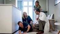 Praxis mit Meerblick – Notfall in der Praxis! Nora (Tanja Wedhorn), Hannes (Benjamin Güter) und Mandy (Morgane Ferru, hinten) versorgen den Paketboten Oliver Bröcker (Thomas Freier).