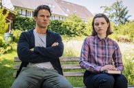 Meine Mutter will ein Enkelkind – Rufus (Stephan Luca) muss seine Tochter Mia (Linda Stockfleth) erst einmal kennenlernen.