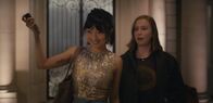 Hacks – Ava (Hannah Einbinder, r.) trifft auf Kiki (Poppy Liu, l.), Deborahs charismatische Black-Jack-Dealerin, die ihr unerwartete Seiten der gefeierten Comedian offenbart.