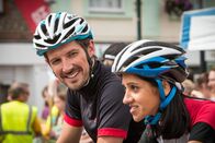 Inspector Barnaby – Beide am Start beim Radrennen und beide ehrgeizig: DS Charlie Nelson (Gwilym Lee, l.) und Dr. Kam Karimore (Manjinder Virk, r.), die neue Pathologin.