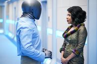 The Orville – Isaac (Mark Jackson, l.); Claire (Penny Johnson Jerald, r.)