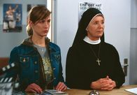 Um Himmels Willen – ARD/MDR UM HIMMELS WILLEN V. STAFFEL FOLGE 55, "Schwarzes Schaf" Uhr im ERSTEN. Lotte (Jutta Speidel, r.) erscheint mit Novizin Brigitte (Nathalie Schott, l.) alias Ingrid Knoop auf dem Polizeirevier.