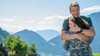 Der Bergdoktor – Der Bergdoktor Staffel 16 Eine schwere Last – Teil 2 Mann mit Tochter: Heiko Ruprecht als Hans Gruber, Ronja Forcher als Lilli Gruber Copyright: SRF/ZDF/Erika Hauri