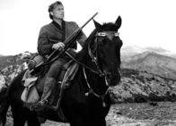 Der Schut – Der Abenteurer Kara Ben Nemsi (vorne, Lex Barker) und sein treuer Freund Hadschi Halef Omar (Ralf Wolter) sind gerade unterwegs durch das Land der Skipetaren. Weiteres Bildmaterial finden Sie unter www.br-foto.de.