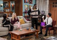 The Neighborhood – (v.l.n.r.) Tina Butler (Tichina Arnold); Gemma Johnson (Beth Behrs); Calvin Butler (Cedric the Entertainer); Dave Johnson (Max Greenfield)