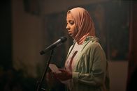 We Are Lady Parts – Amina (Anjana Vasan) wagt sich auf die Bühne – und kämpft beim Poetry-Slam gegen ihr Lampenfieber an.