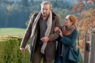 Der Bergdoktor – Emma Dittmer (Marlene Morreis) kümmert sich scheinbar liebevoll um ihren kranken Mann Frank (Stephan Grossmann).