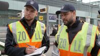 100% Berlin. – Julian und Hakan vernehmen Taxifahrer.