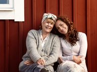 Mord im Mittsommer – Signe (Harriet Andersson) und Nora (Alexandra Rapaport) sind nicht nur Nachbarinnen, sondern auch gute Freundinnen.