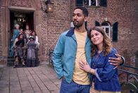 Ghosts – Emma und Felix kommen aus dem Haus und gesellen sich zu den Geistern. Sie beobachten Svennis Familie. Svenni hat einen Enkelsohn. (v.l.n.r.) Adelheid (Antje Widdra), Joachim (Sebastian Schwarz), Claudius (Max Giermann), Urs (Jan van Weyde), Friedrich (Alexander Khuon), Griet (Meltem Kaptan), Felix (Benito Bause), Emma (Cristina do Rego).