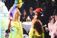 Castle – Ein junger Stripper wird ermordet aufgefunden, was dazu führt, dass Richard Castle (Nathan Fillion, Mitte r.) und Kate Beckett (Stana Katic, Mitte l.) zu Ermittlungszwecken in einen Stripclub gehen.