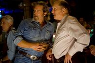 Crazy Heart – Bad Blake (Jeff Bridges, li.) steht zusammen mit seinem alten Freund Wayne Kramer (Robert Duvall) an dessen Bar in Houston.