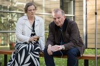 In aller Freundschaft – Erich Heiner (Michael Lerchenberg) und seine Schwiegertochter Jessika (Annett Sawallisch) hatten bisher ein sehr, sehr gutes Verhältnis. Doch seit einiger Zeit zieht sie sich mehr und mehr zurück.