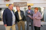 Die Rosenheim-Cops – v.r.) glauben, dass Brigitte Hunzinger (Petra Auer-Frey, r.) mit ihrer Konkurrentin in Streit geriet, nachdem diese einen Friseurladen gegenüber eröffnete.