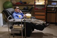 Two and a Half Men – Hat seine Familie um viel Geld betrogen: Alan (Jon Cryer) ...