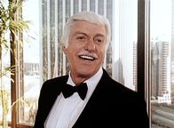 Diagnose: Mord – Dr. Sloan (Dick Van Dyke) ist auf dem Empfang des Bürgermeisters.
