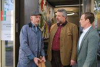 Die Rosenheim-Cops – Hausmeister Hans Förstermann (Mats Reinhardt, l.) fragt die Kommissare Stadler (Dieter Fischer, M.) und Bach (Patrick Kalupa, r.) nach dem Stand der Ermittlungen.