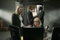 Criminal Minds – Penelope Garcia (Kirsten Vangsness, vorne r.) und J.J. (A.J. Cook, vorne l.) stehen vor einem Rätsel ...
