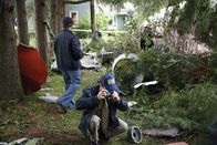 Mayday - Alarm im Cockpit – Al Diehl (gespielt von Thomas Mitchell) beginnt, Fotos von dem Wrack zu machen. Er fragt sich, warum alle vier Triebwerke einer DC-8 ausgefallen sind, als sich das Flugzeug am 28. Dezember 1978 im Landeanflug auf den Portland International Airport befand. Den Ermittlern fällt zunächst auf, dass es an der Unfallstelle kein Feuer gab, was sie zu der Annahme veranlasst, dass dem Flugzeug auf dem Weg von New York der Treibstoff ausgegangen sein könnte.