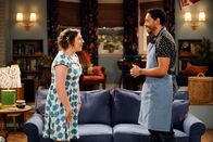 Call Me Kat – Kat (Mayim Bialik, l.); Oscar (Christopher Rivas, r.)