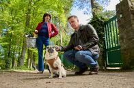 Die Heiland - Wir sind Anwalt – Ringo Holländer (Tim Kalkhof, r.) verbindet im Auftrag seiner Chefin den Gassi-Gang mit seinem Pflegehund Molly mit der Befragung einer Zeugin, Diana Aschoff (Adriana Möbius, l.).
