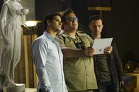 Scorpion – Ein eigentlich leichter Auftrag gerät für Walter (Elyes Gabel, l.), Sylvester (Ari Stidham, M.) und Toby (Eddie Kaye Thomas, r.) außer Kontrolle, als ein Gruppe in das Nuturkundemuseum einbricht und einen wertvollen Edelstein klaut ...