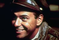Catch 22 - Der böse Trick – Eine kleine Mittelmeerinsel im Jahre 1944. Während der Gefechtspausen hat eine Bomberstaffel Gelegenheit, über den Krieg und seine auch ganz persönlichen Folgen nachzudenken. Captain Yossarian (Alan Arkin) ...