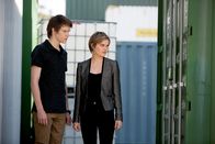 Club der magischen Dinge – Darra (Julian Cullen, links) und Imogen (Elizabeth Cullen, rechts) sind mit Orla zu einem Ort gerufen worden, an dem magische Kräfte verrückt spielen sollen.
