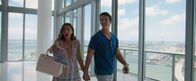 War Dogs – Iz (Ana de Armas, l.); David Packouz (Miles Teller, r.)