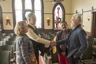 Perfect Harmony – (v.l.n.r.) Julie (Kate Burton); Luke (Tom Amandes); Reverend Jax (Rizwan Manji); Arthur Cochran (Bradley Whitford)
