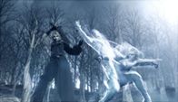 Final Fantasy VII: Advent Children – Cloud (l.) macht sich auf den Weg, die entführten Kinder zu retten, und gerät unweigerlich in einen Kampf mit einem der Entführer – Loz (r.).