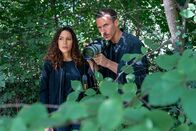 SOKO Leipzig – Kim Nowak (Amy Mußul) und Moritz Brenner (Johannes Hendrik Langer) stehen mit einer Kamera im Gebüsch, um einen Verdächtigen zu observieren.
