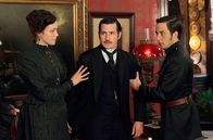 Murdoch Mysteries – v.l. Clara Thorn (Sarah Power), Nicholas Jenkins (Craig Olejnik) und Constable George Crabtree (Jonny Harris)