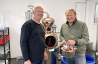 Der Vorkoster – Peter Esser (l.) von der Pittermanns Destillerie produziert zusammen mit Björn Freitag (r.) seinen Schinken-Gin.